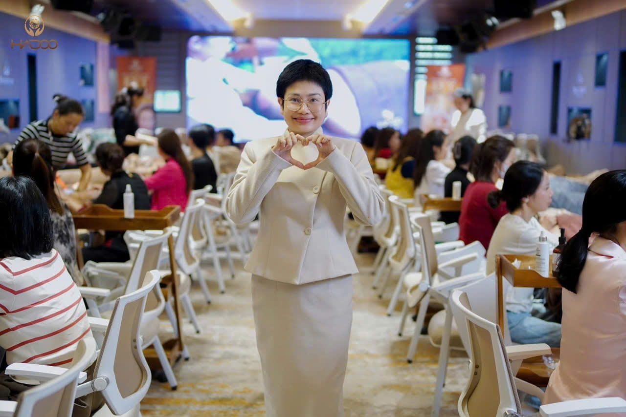 Tuệ Hương trong buổi workshop offline cùng chị em
